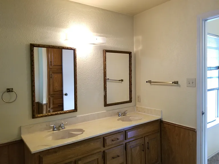 2426 Lakeview Cir — Photo 9
