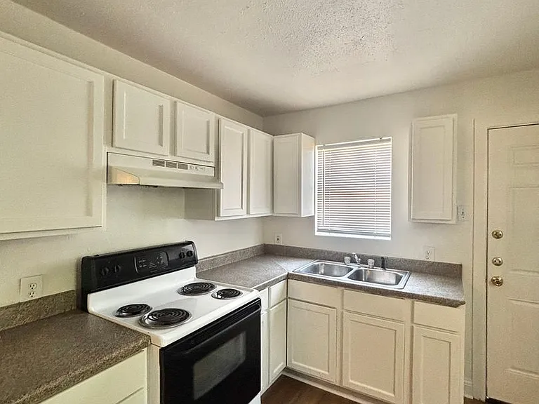 309 N Howard St — Photo 5