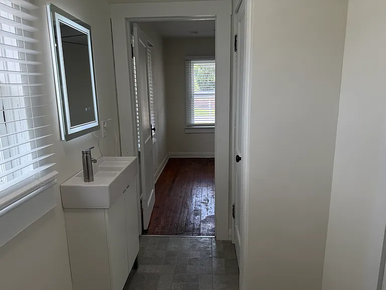 4504 N Suwanee Ave — Photo 2