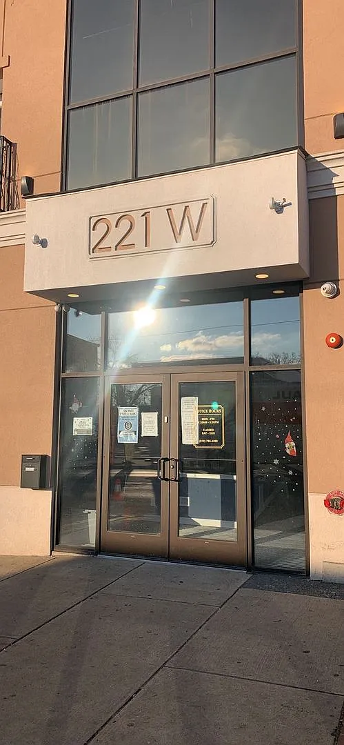 Main St W 221 — Photo 4