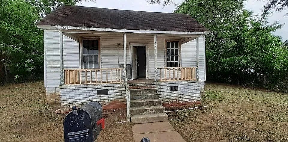 2nd image of 203 Davis St