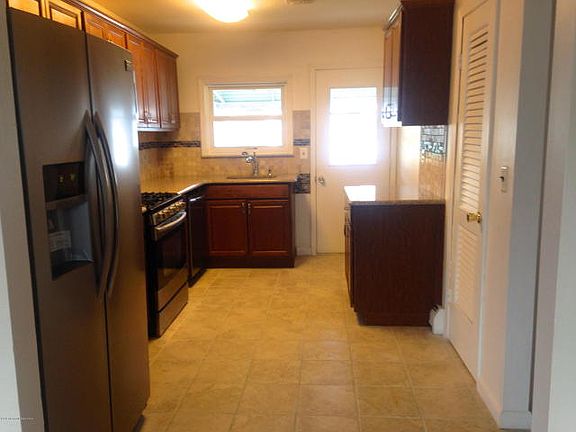 3rd image of 10 Saint David Dr