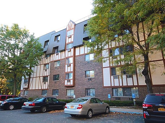 3rd image of 2 Elmwood Park Dr