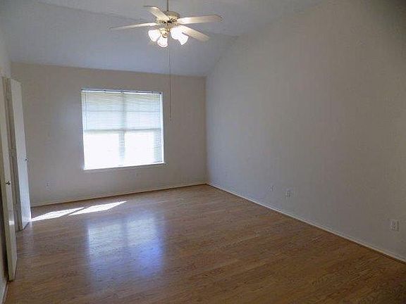 2nd image of 811 Azalea Ct