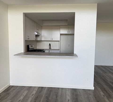4th image of 2143 Montrose Ave Unit 310