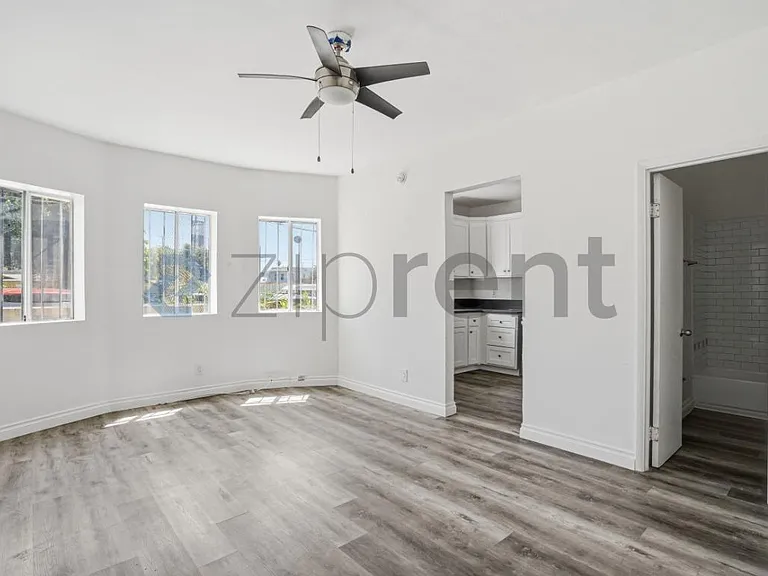1513 W 12th Pl #3 — Photo 2