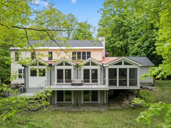 2 Dunmore Ct, Lenox, MA 01240