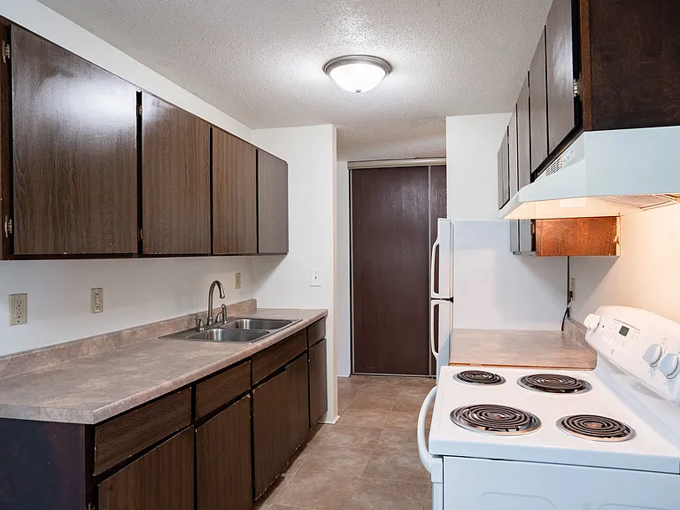 Coon Rapids, MN Robinwood Apartments | Kitchen