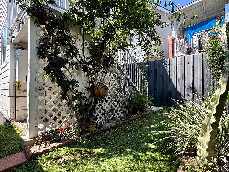 437 1/2 N Mountain View Ave — Photo 17