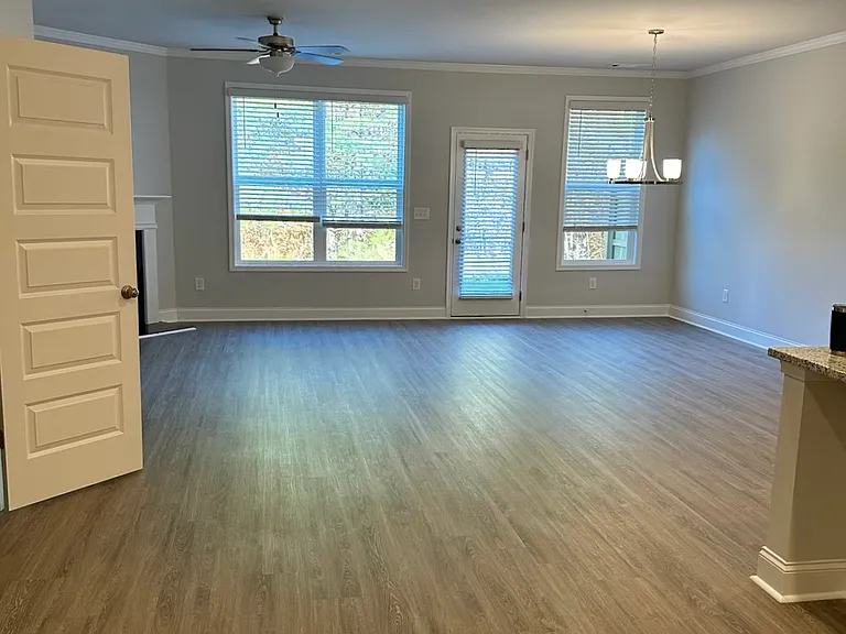 3921 Runnel Hl — Photo 3