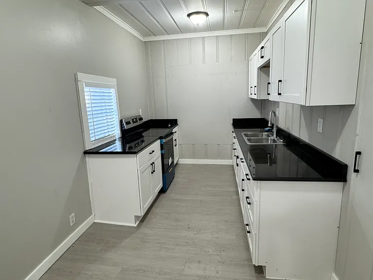 209 Bernard St — Photo 3