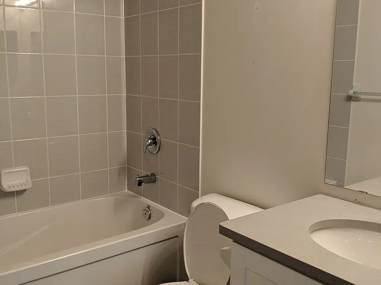 19 Grand Trunk Cres #811 — Photo 11