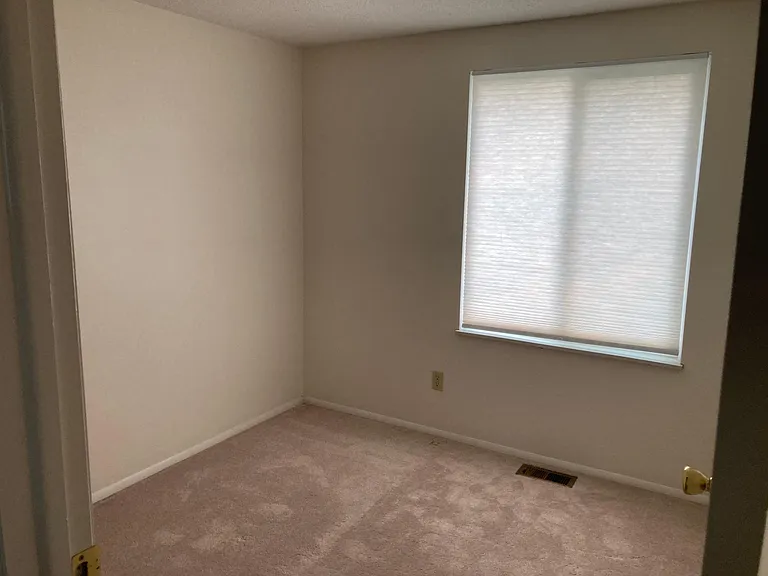 585 Meadowview Ln — Photo 11