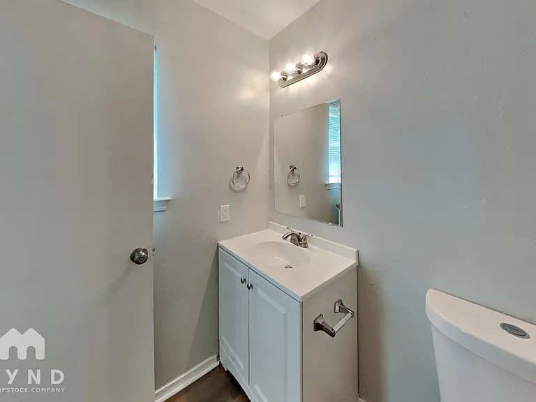 915 Winnie St — Photo 10