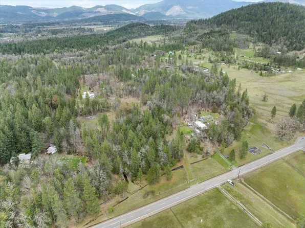 522 Jackadel Ln, Cave Junction, OR 97523