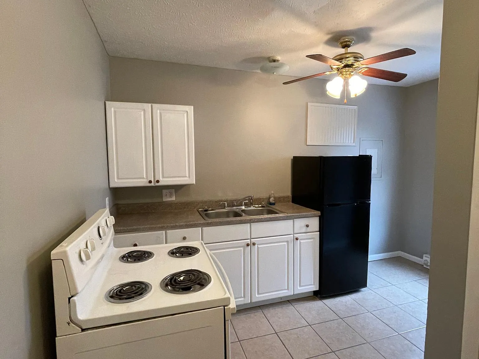 870 W Wood St — Photo 2