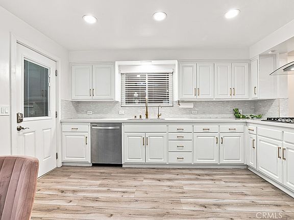 3rd image of 6951 Bellclaire St