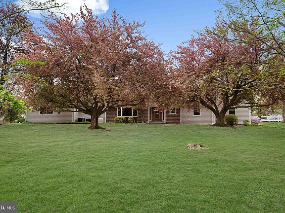 4th image of 682 Whirlaway Dr