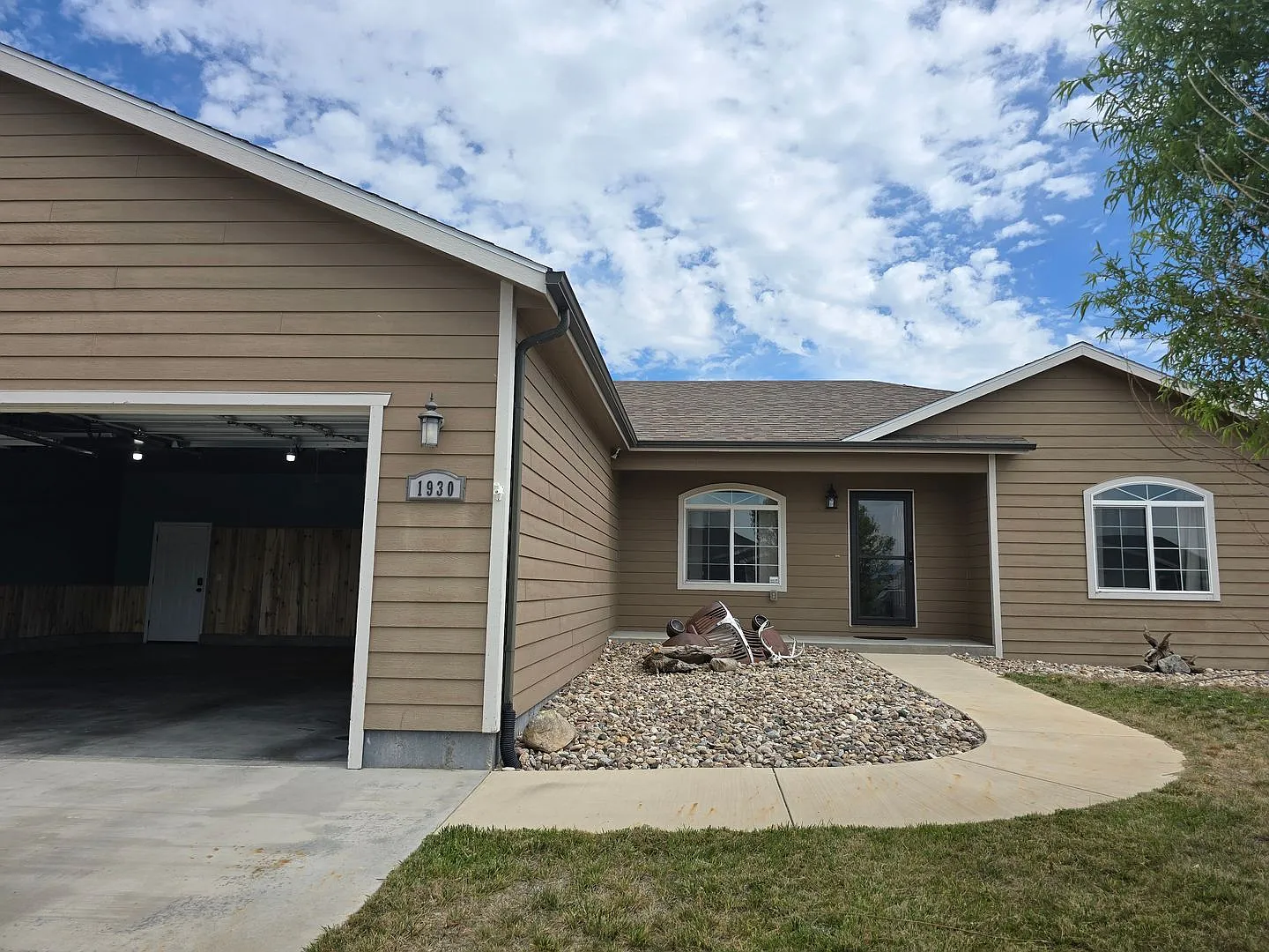 Newer One Level w/Huge Garage — Photo 2