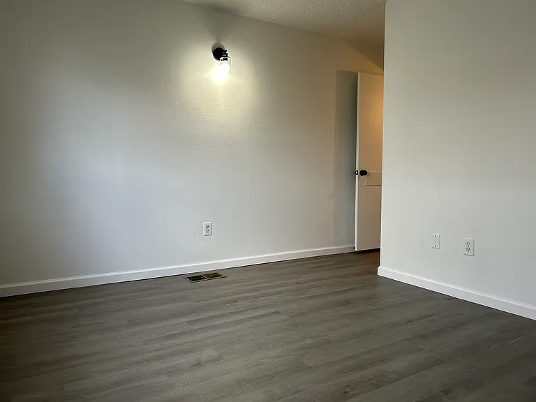1855 Girard Blvd NE — Photo 10