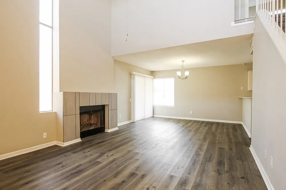 3 bed, 2.0 bath, 1370 sqft, $2,070 — Photo 4