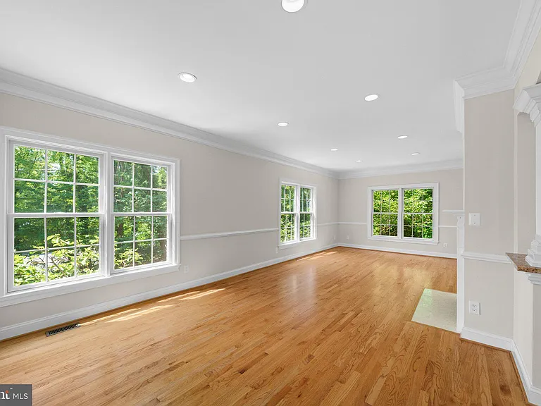 1310 Forestwood Dr — Photo 9