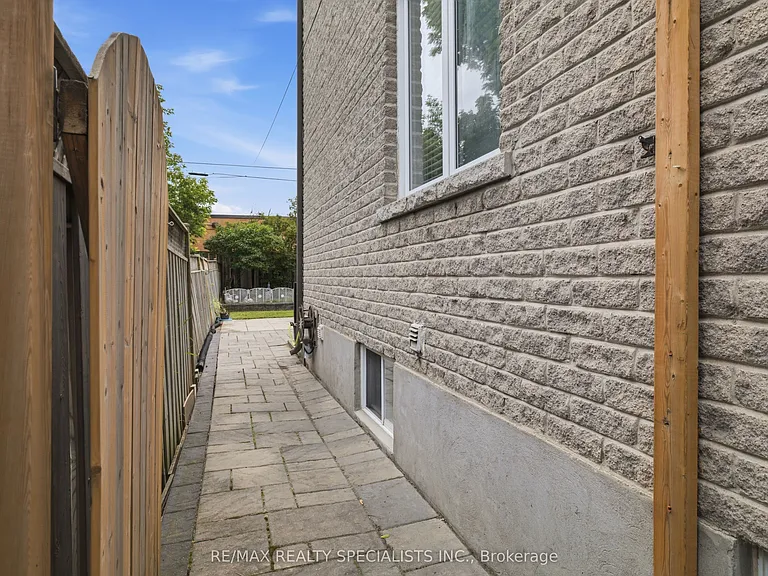 1036 Caven St — Photo 3