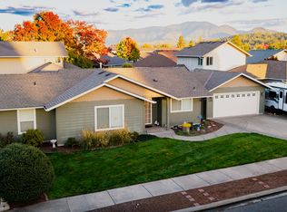 1307 SW Sturgeon Ct, Grants Pass, OR 97527