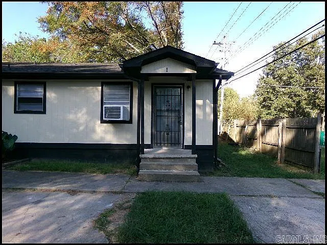 2 bed, 1.0 bath, 800 sqft, $950 — Photo 1
