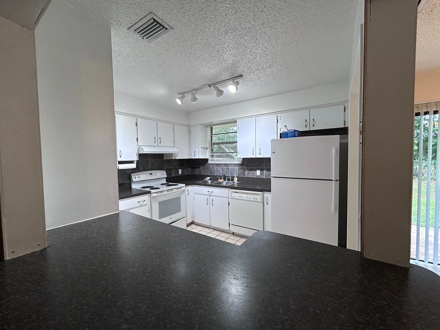 3 bed, 1144 sqft, $1,750 — Photo 4