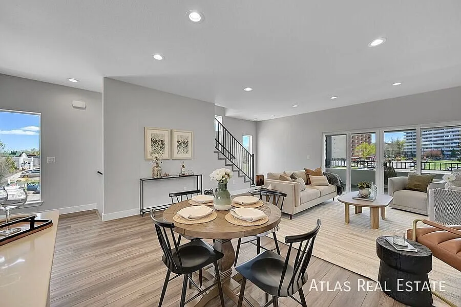 872 Thurston Hts