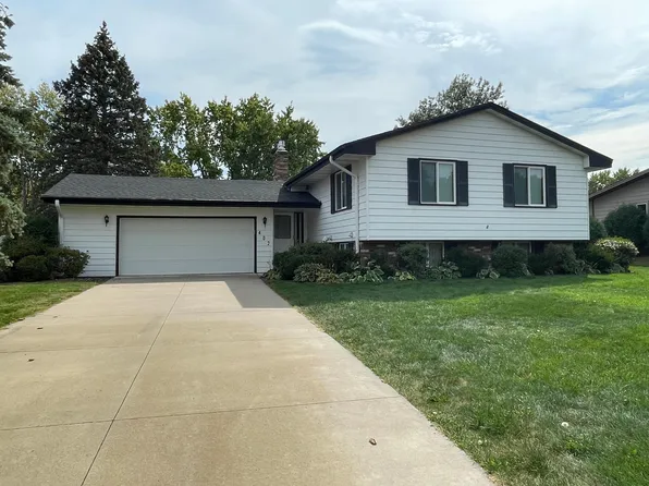 402 Iona Ln, Roseville, MN 55113