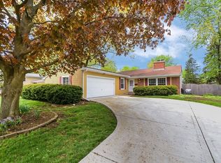 121 Thrush Ln, Naperville, IL 60540