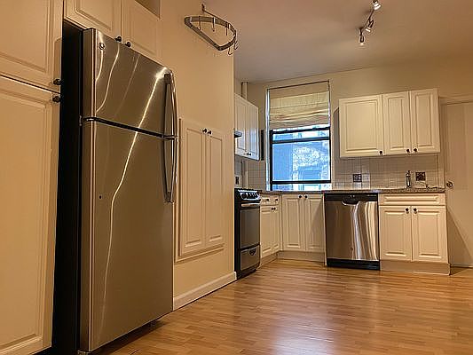 1st image of 323 E 10th St APT 3
