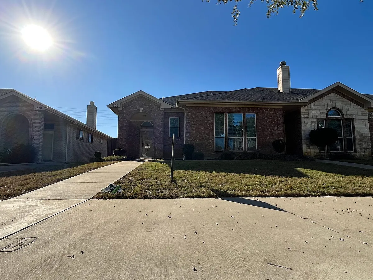Building Photo - 1506 Poinsettia Blvd