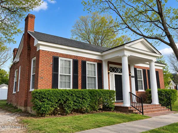 201 S Center St, Holly Springs, MS 38635