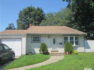 47 Woods Rd, North Babylon, NY 11703