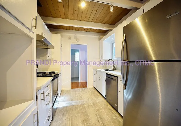 225 California Ave — Photo 8