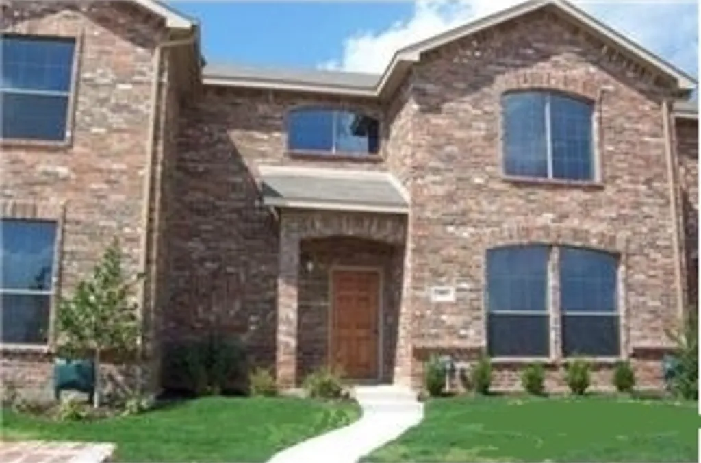 Stunning Townhome Located In Desirable Villages Of Carmel — Photo 1