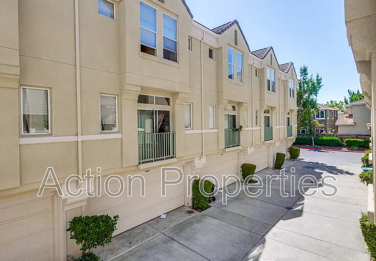 158 Holly Ct — Photo 2