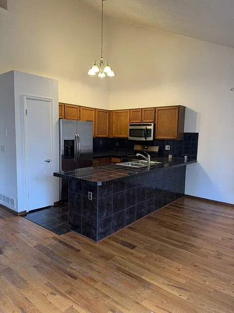 3 bed, 2.0 bath, 1379 sqft, $2,400 — Photo 2