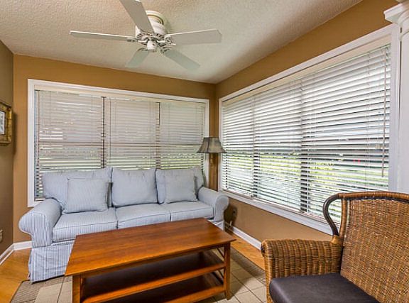 5th image of 411 Harbour Oaks Dr