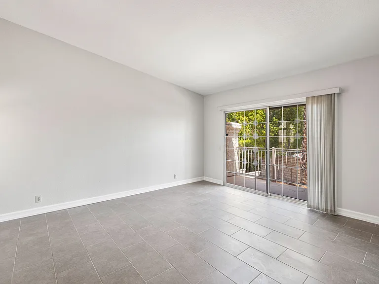 505 S Farrell Dr #D20 — Photo 7