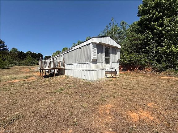 2nd image of 2738 Old Mountain Rd