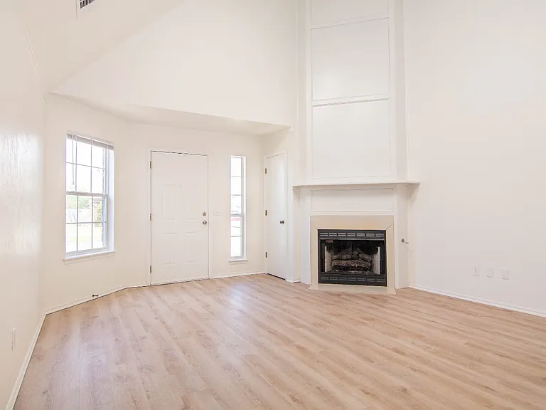 1431 Westmore Dr — Photo 2