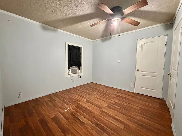 104 Selma St — Photo 12