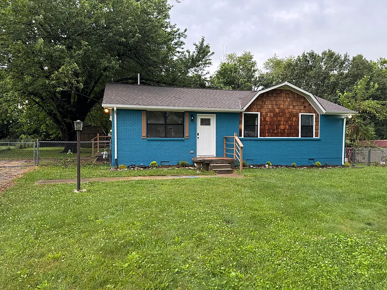 112 William Dr — Photo 1