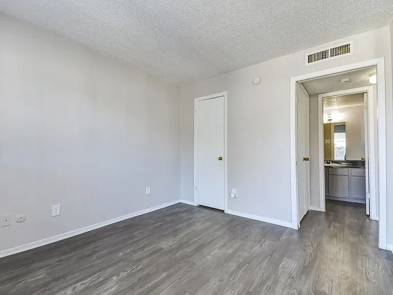 Oak Park Apartments — Photo 8