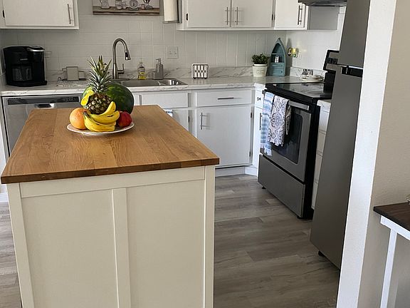 2nd image of 3113 Laguna Blvd