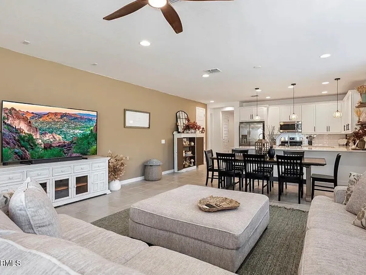 3 bed, 1800 sqft, $2,475 — Photo 3